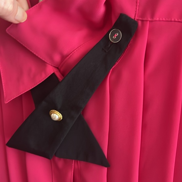 Vintage blouse - hot pink button down with black collar with gold / pearl detail - Picture 4 of 6